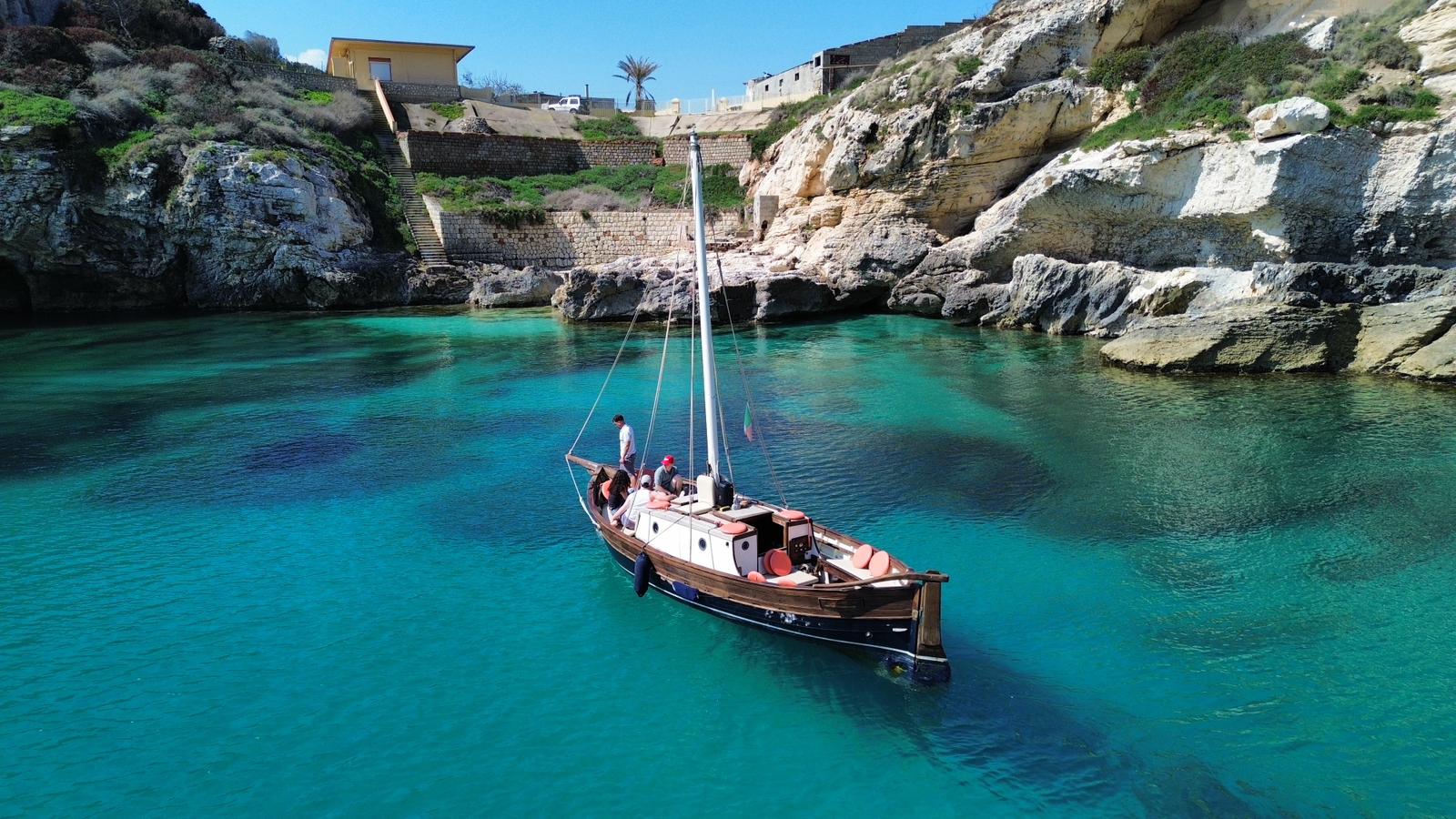 Relax in barca di legno durante il tour