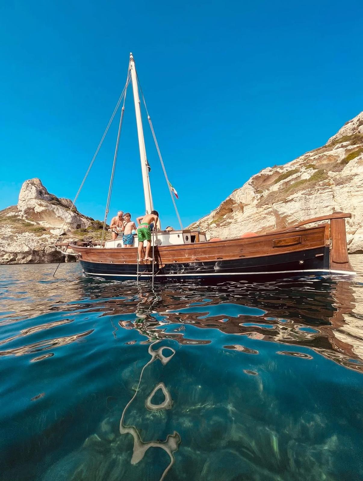 Itinerario in barca di legno davanti alla Sella del Diavolo