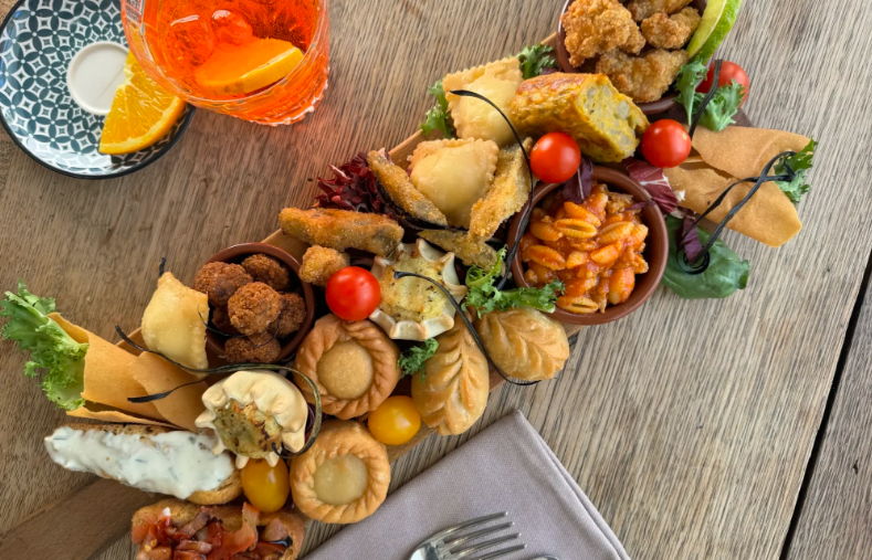 Aperitivo tipico da Sa Panada a Cagliari
